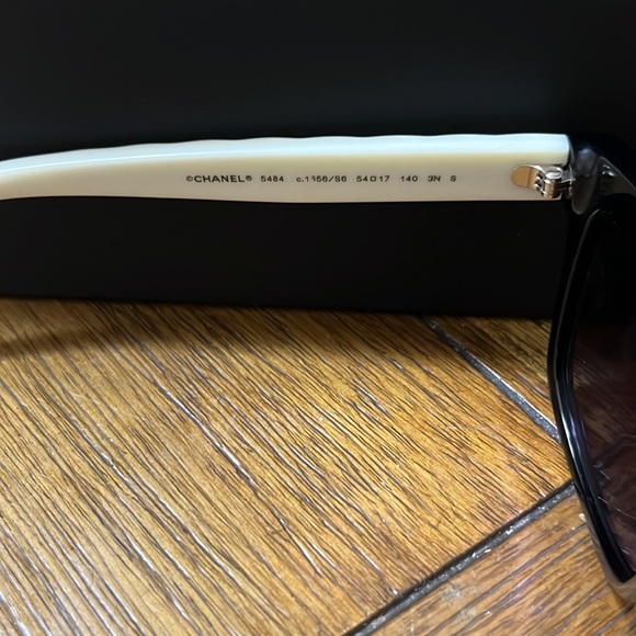 Chanel sunglasses - Picture 4 of 5